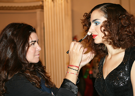 Bettina Frumboli maquillando
