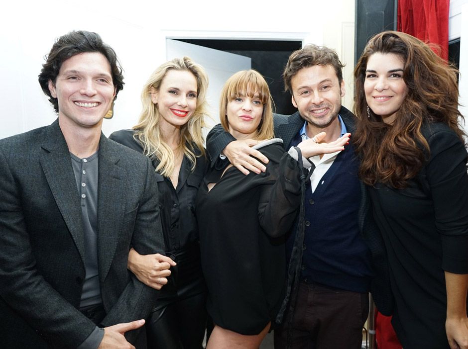 Bettina junto a Julieta Cardinali, Leticia Bredice y directores de Grupo Mass