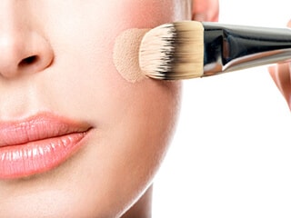 Araña de tela en embudo valor Nominal Aplicar la base de maquillaje con esponjas o brochas? | Consejos y Tips |  Revista de Maquillaje y Pelo | Bettina Frumboli