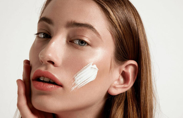 Doble limpieza facial: cuándo y por qué usarla, Consejos y Tips, Revista  de Maquillaje y Pelo