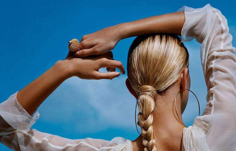 5 peinados para cuidar el pelo del sol la playa y el verano  Consejos y  Tips  Revista de Maquillaje y Pelo  Bettina Frumboli