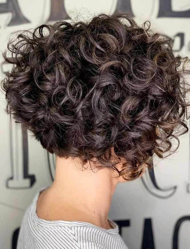 Tendencias corte de pelo otoño-invierno 2022. Afro rounded