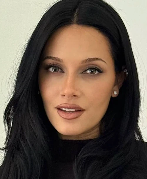 Tendencias de Maquillaje Otoño Invierno 2026-tired girl makeup